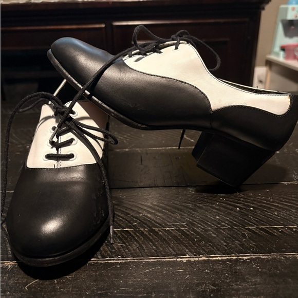 Capezio Black and White Oxford Shoes size 6.5 - Picture 2 of 5